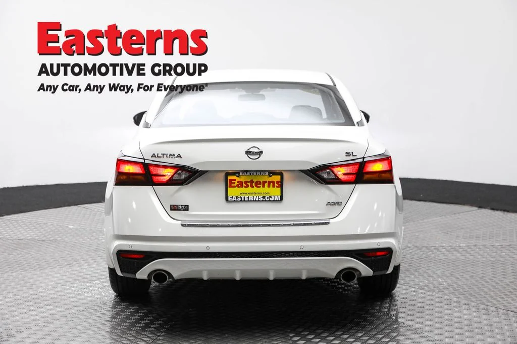 Used 2022 White Nissan 2.5 SL image 6