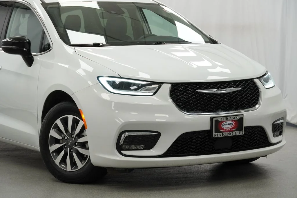 Used 2024 White Chrysler Select image 6