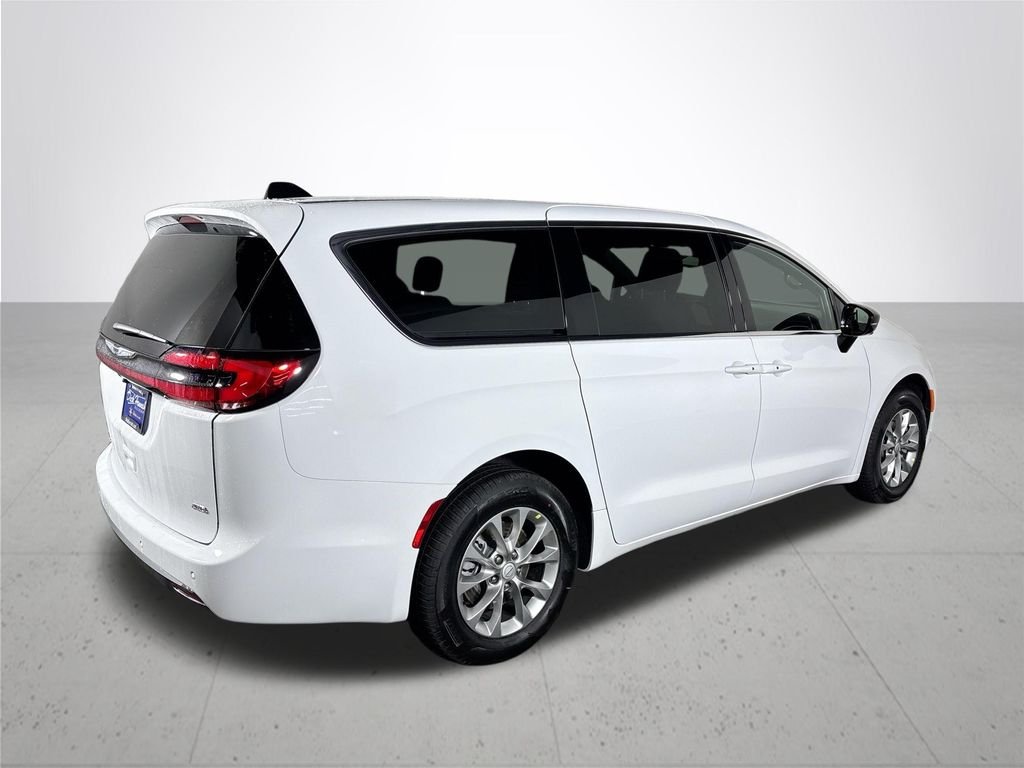 New 2026 Bright White Clear-Coat Exterior Paint Chrysler Select image 6