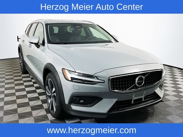 Certified Pre-Owned 2025 Volvo V60 Cross Country B5 Plus 4D Wagon