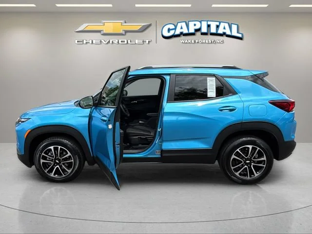 Used 2025 Marina Blue Metallic Chevrolet LT image 9