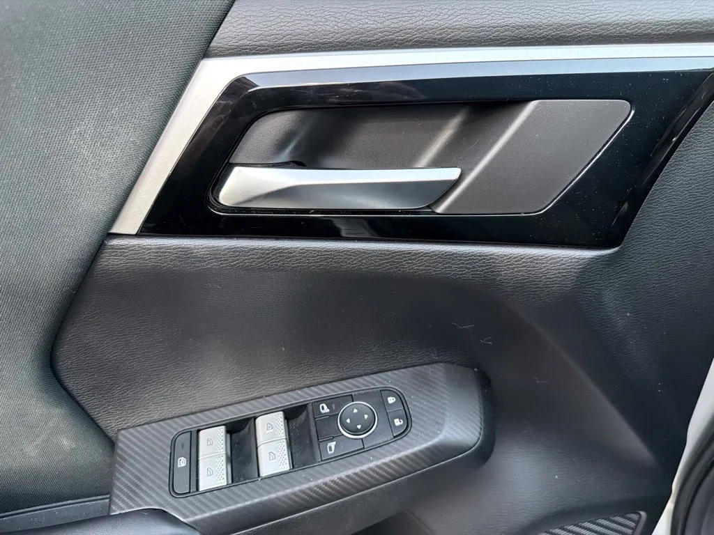 Used 2022 Silver Mitsubishi ES image 8