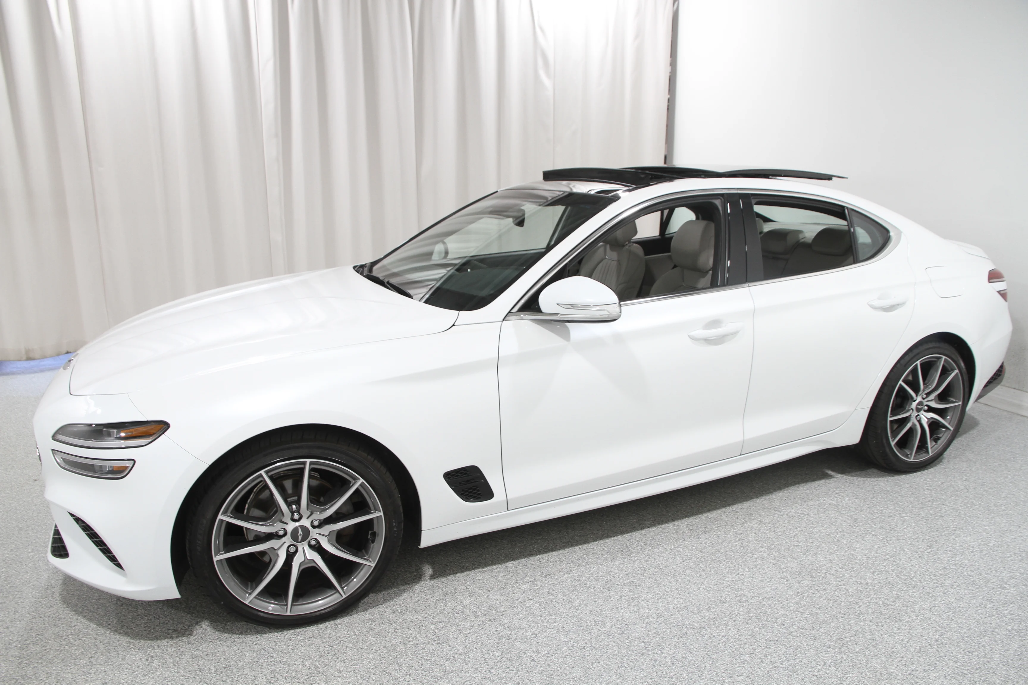 Used 2022 WHITE Genesis 2.0T image 3
