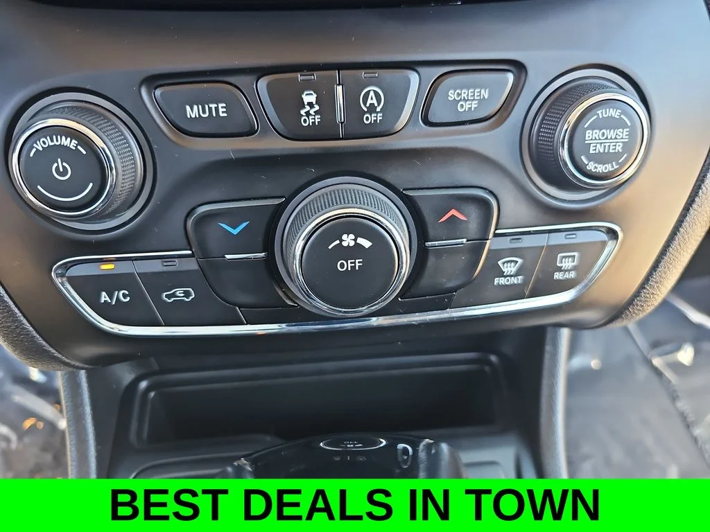 Used 2021 Silver Jeep Latitude Plus image 20