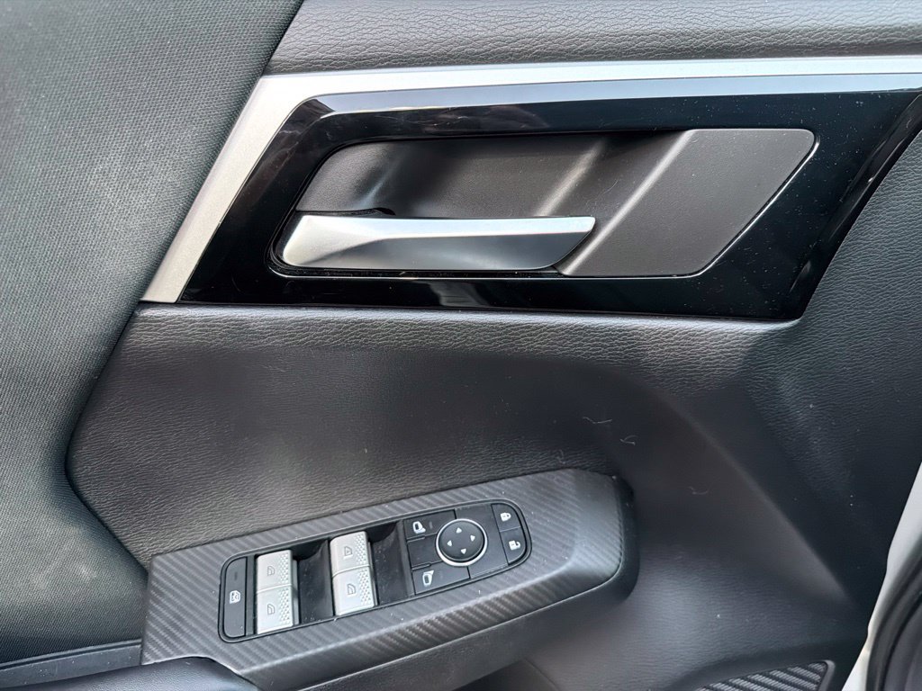 Used 2022 Silver Mitsubishi ES image 8