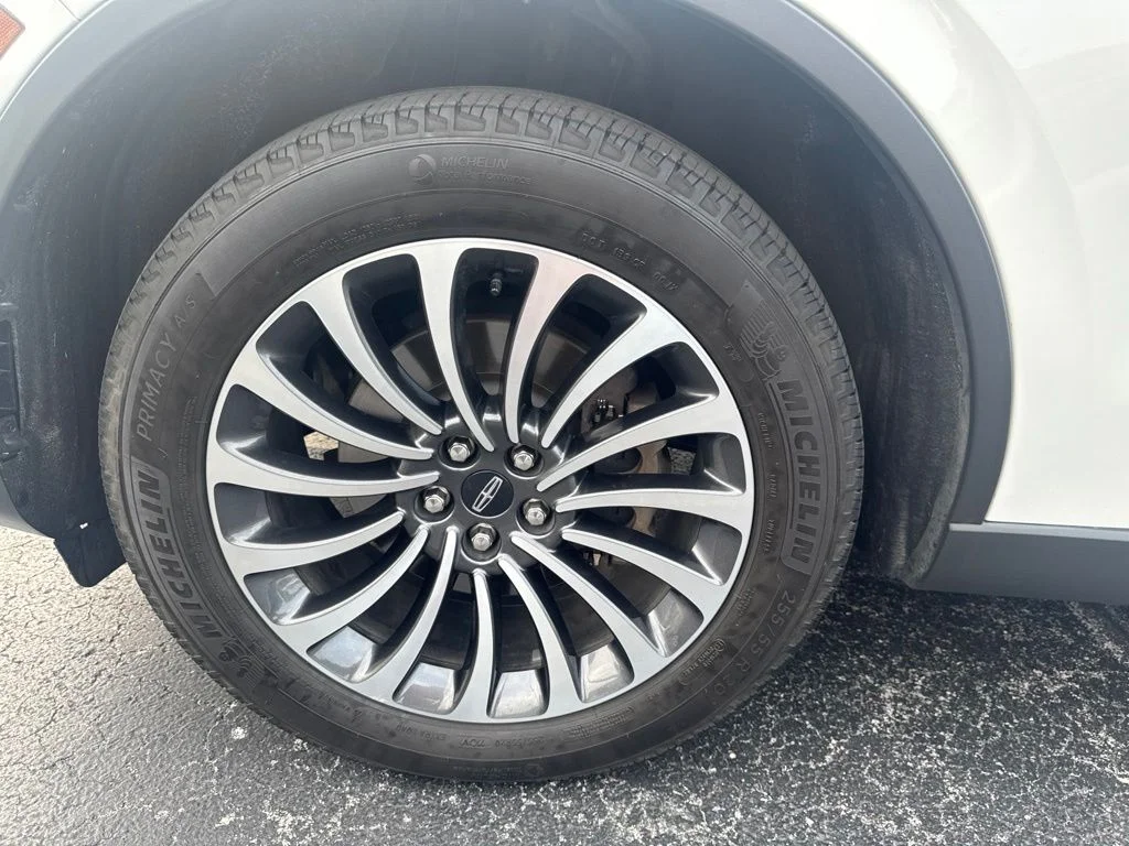 Used 2023 White Metallic Lincoln Standard image 45