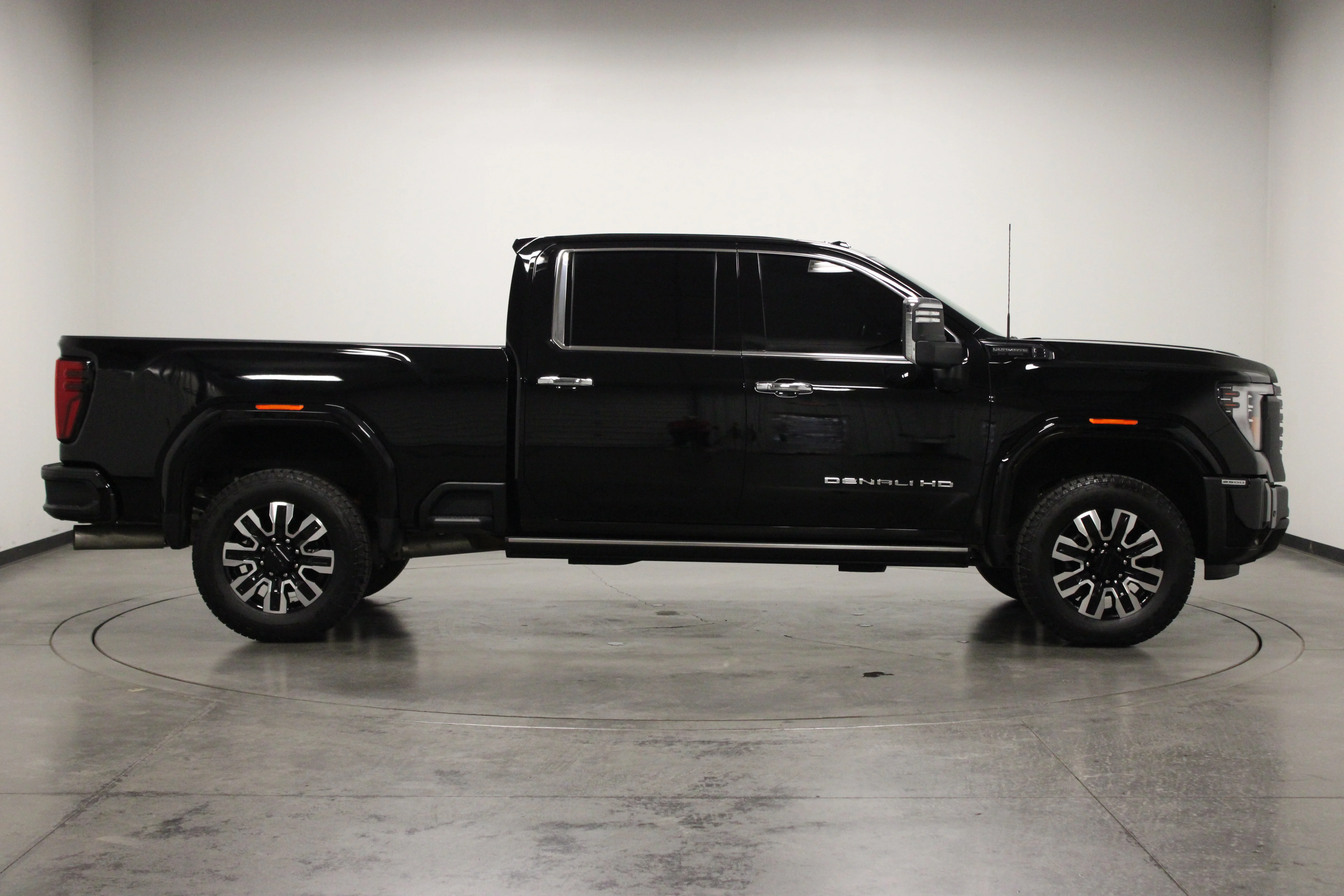 Used 2025 Onyx Black GMC Denali Ultimate image 9