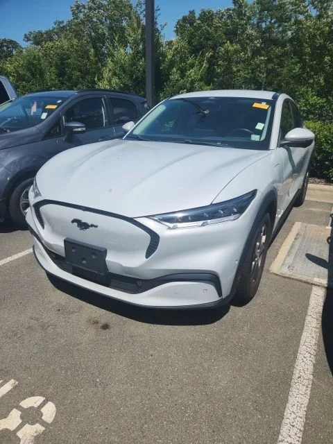 Used 2021 White Ford Select image 1
