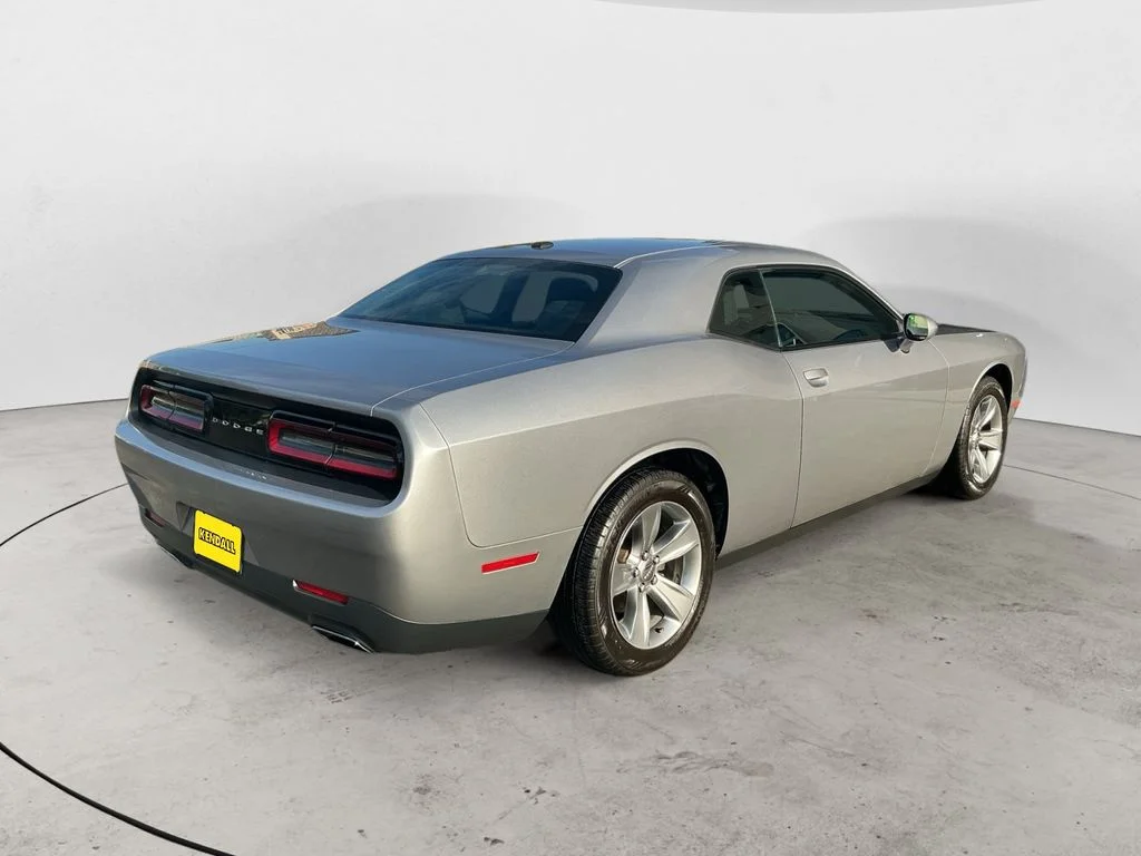 Used 2016 Silver Dodge SXT image 5