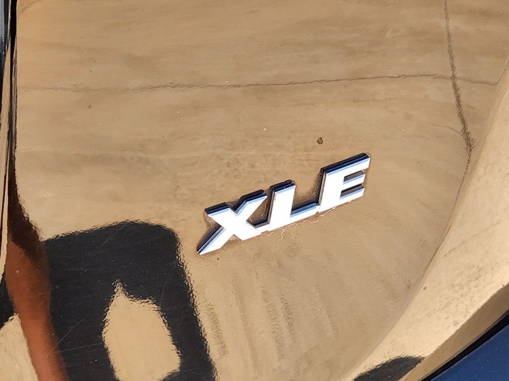 Used 2016 Black Toyota XLE image 9