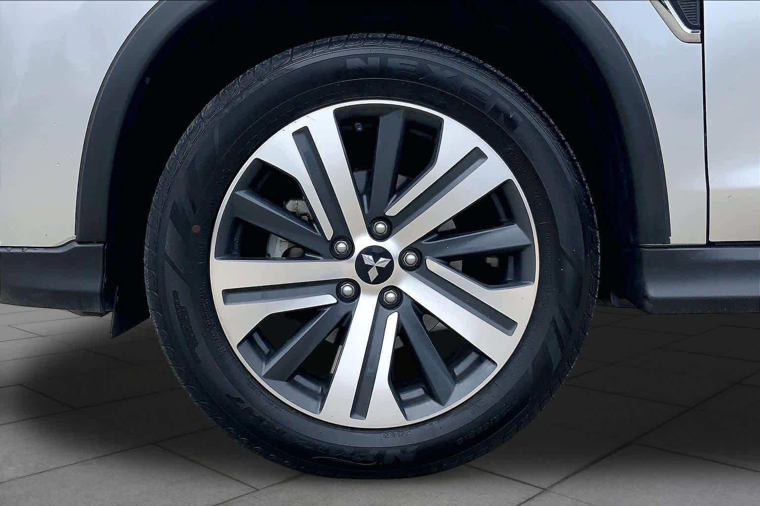 Used 2024 Alloy Silver Metallic Mitsubishi SE image 11