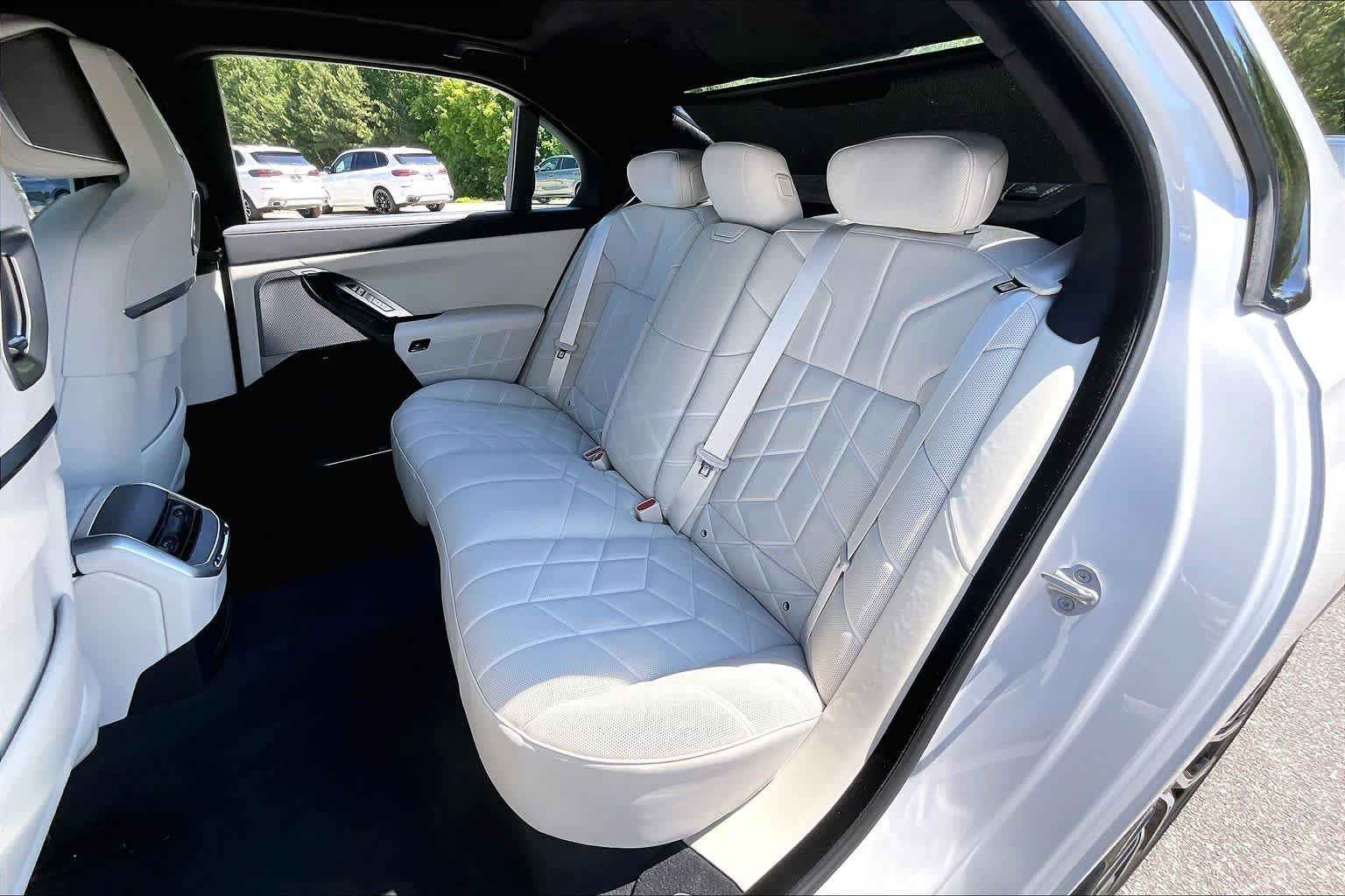 2025 BMW 7 Series 750e - Photo 21