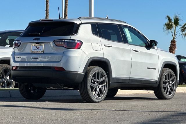New 2026 Silver Zynith Metallic Clearcoat Jeep Latitude image 7