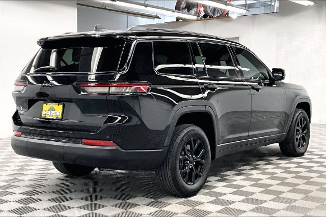 Used 2025 Diamond Black Crystal Pearlcoat Jeep Altitude X image 13