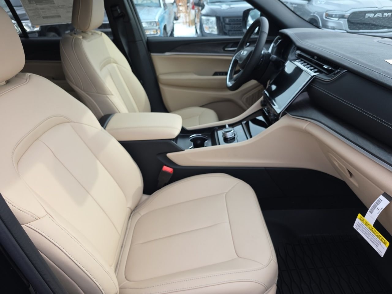 New 2025 Diamond Black Crystal Pearl-Coat Exterior Paint Jeep Limited image 23