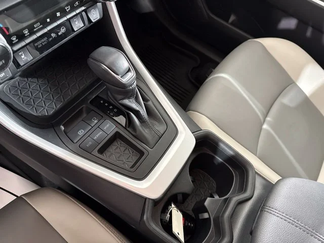 Used 2021 Red Toyota XLE Premium image 21