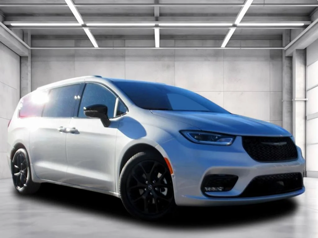 New 2026 Silver Mist Clear-Coat Exterior Paint Chrysler Select image 1