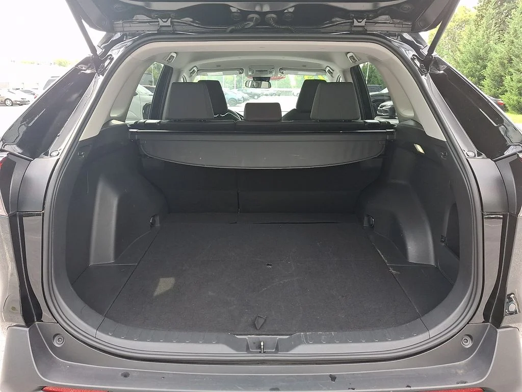 2025 Toyota RAV4 XLE - Photo 27