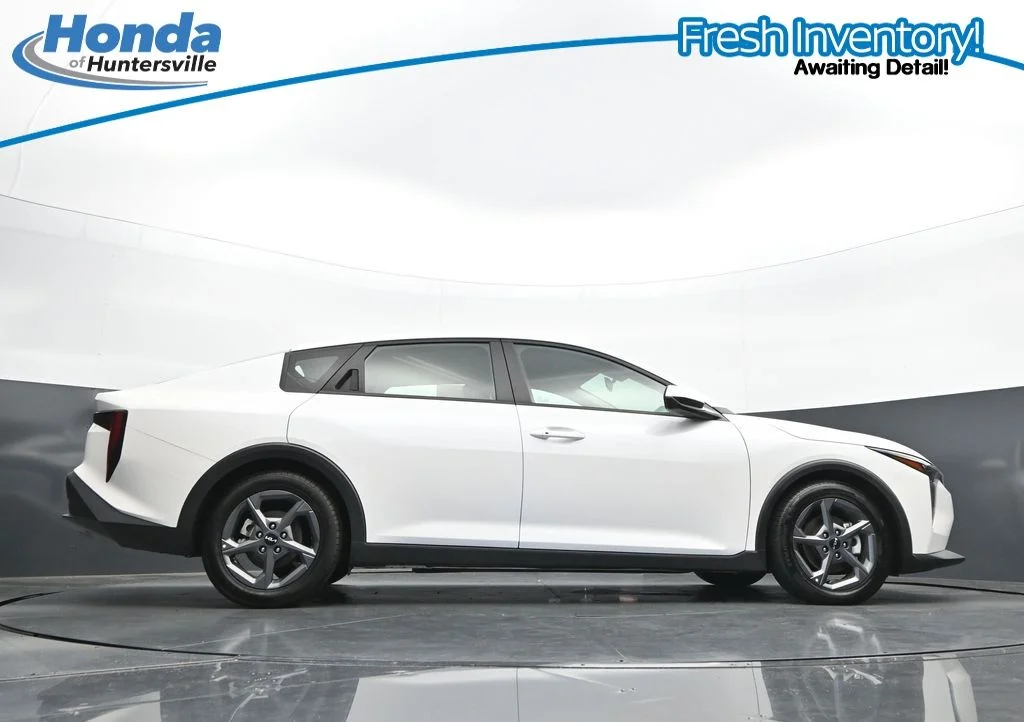 2025 Kia K4 LXS - Photo 33