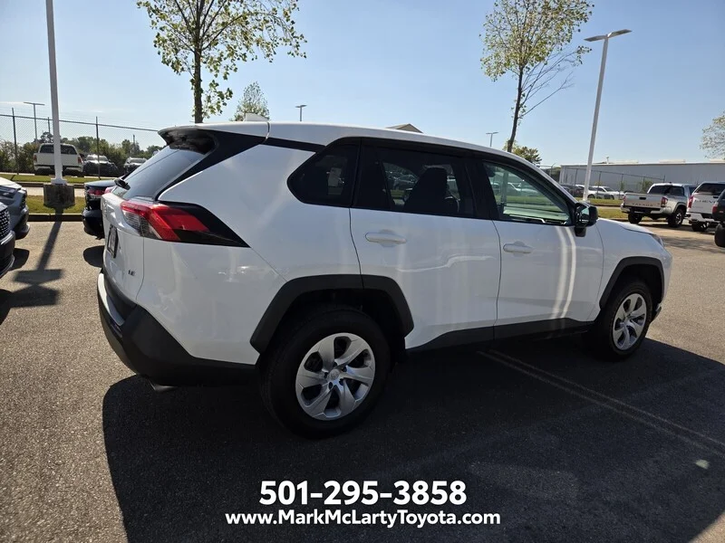 Used 2022 White TOYOTA LE image 5