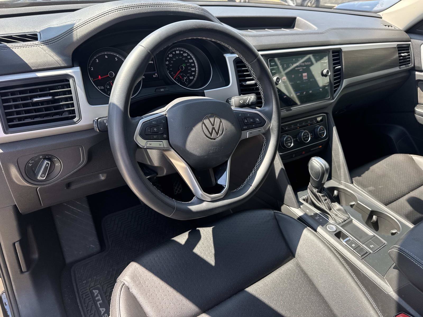 Used 2021 Black Volkswagen 3.6L V6 SE w/Technology image 18