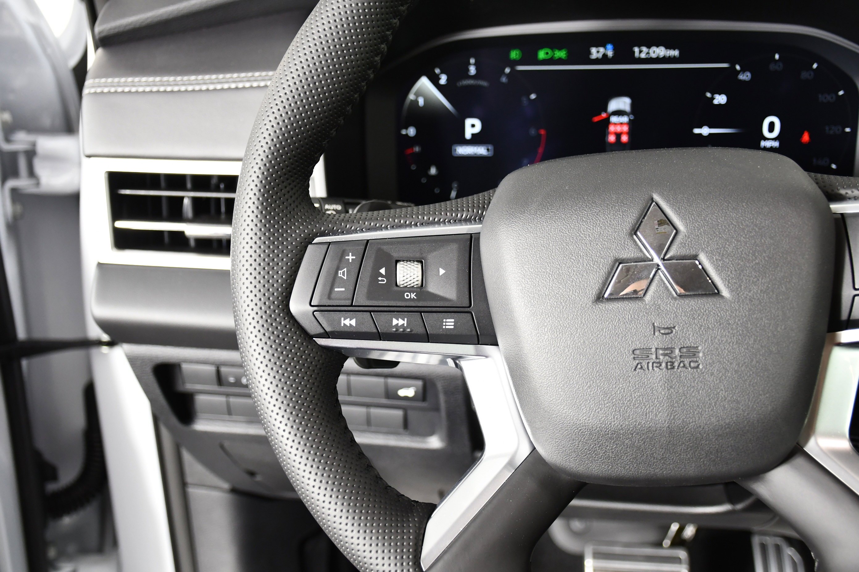 New 2026 White Diamond Mitsubishi SEL image 13