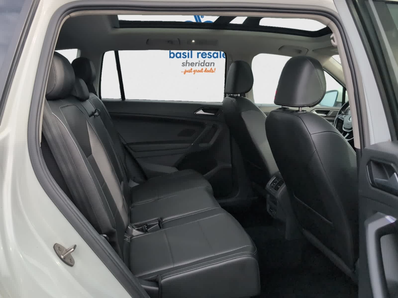Used 2018 Pure White Volkswagen SE image 28