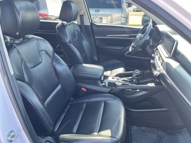 Used 2022 White Kia S image 29