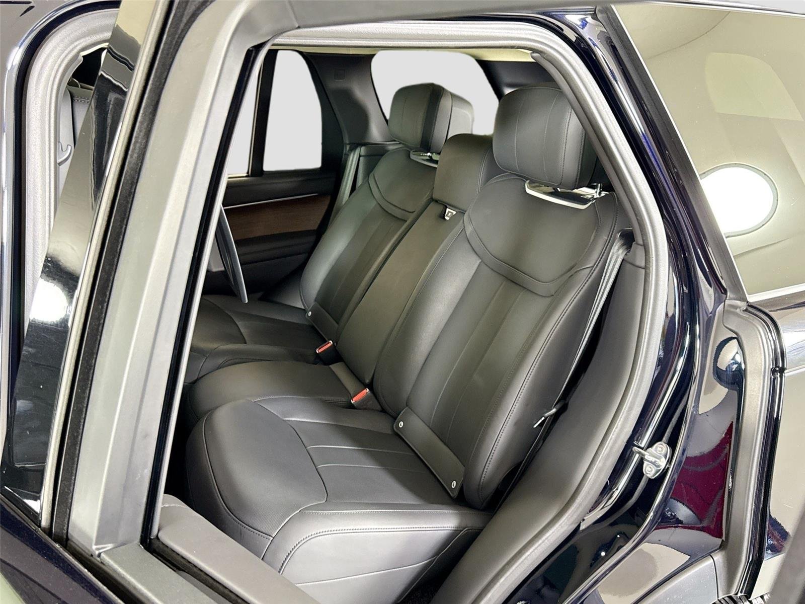 Used 2024 Ligurian Black SV Bespoke Ultra Metallic Gloss Land Rover Autobiography | Meridian 3D Sound | Rear TVs image 24
