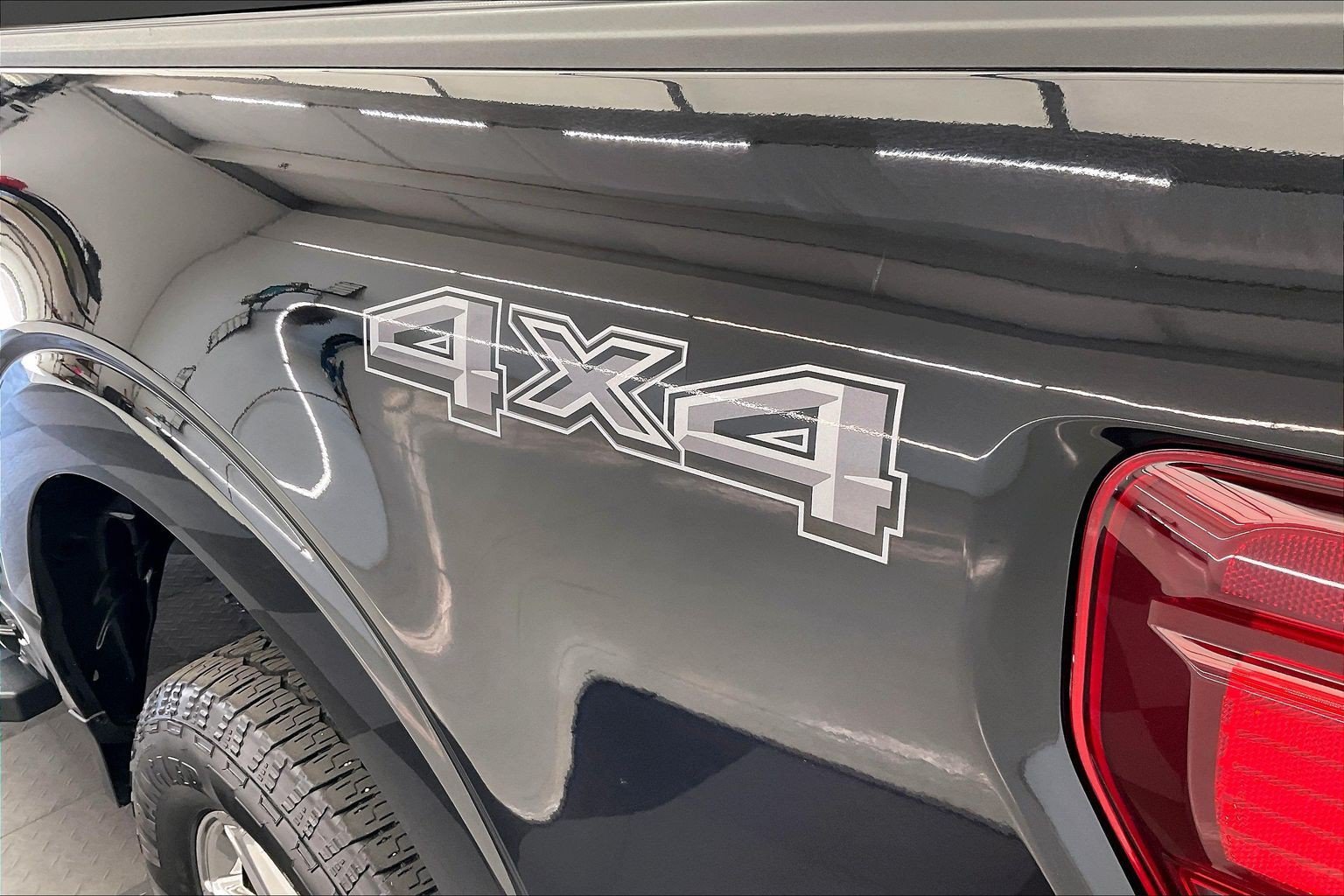 Used 2025 Agate Black Metallic Ford XLT image 7