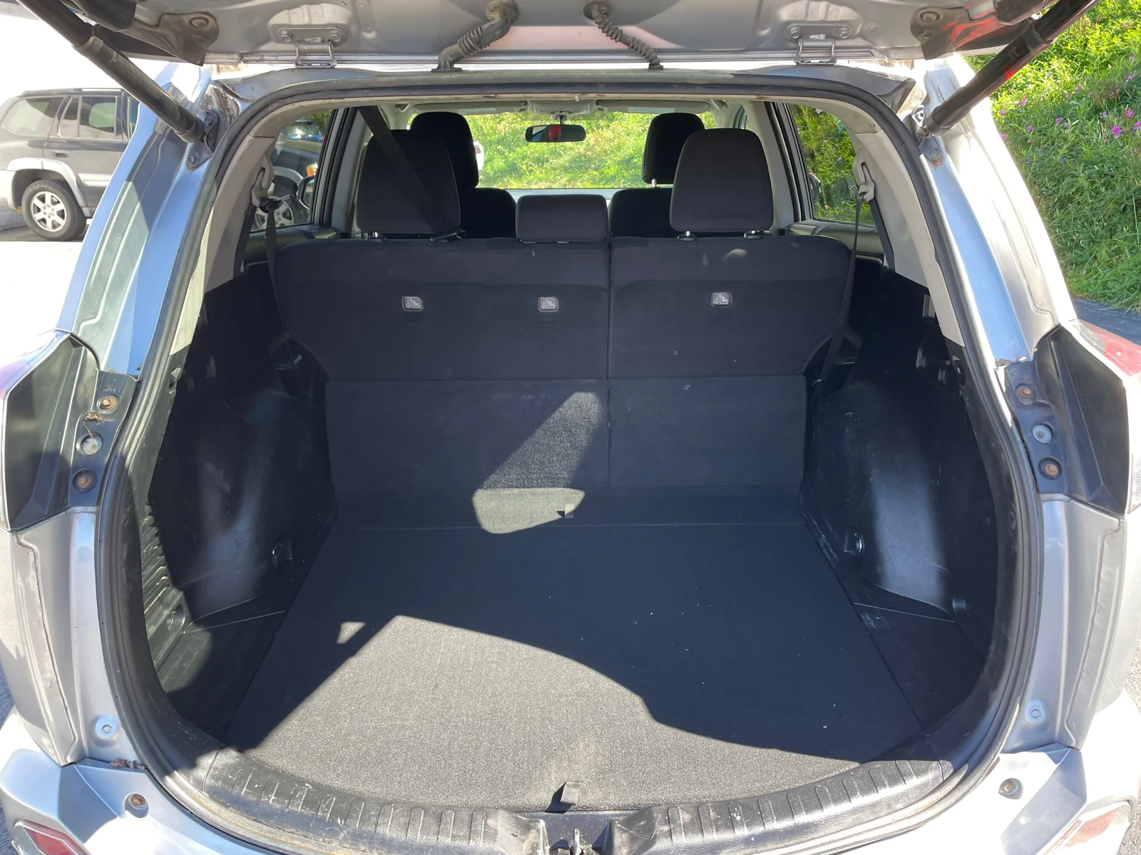Used 2016 Silver Sky Metallic Toyota XLE image 7