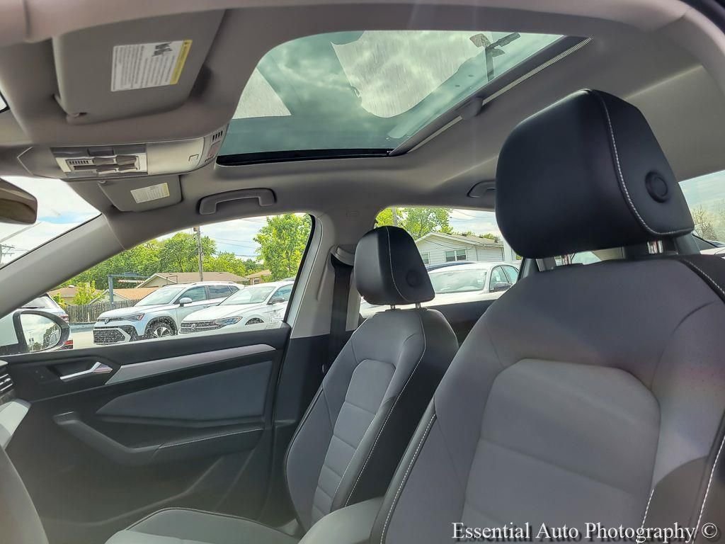New 2026 Opal White Pearl Volkswagen 1.5T SE image 7