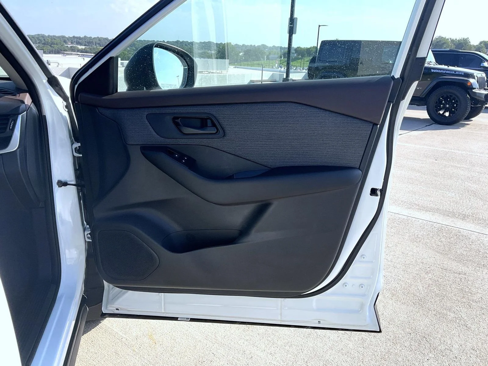 Used 2023 White Nissan S image 17