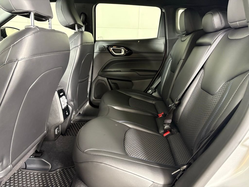 New 2026 Silver Zynith Metallic Clearcoat Jeep Latitude image 38