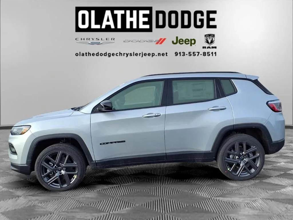 New 2026 Silver Zynith Metallic Clearcoat Jeep Latitude image 17