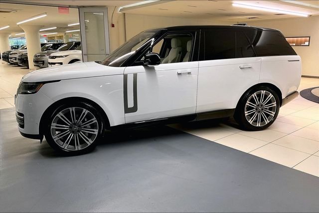 Used 2023 White Land Rover SE image 9