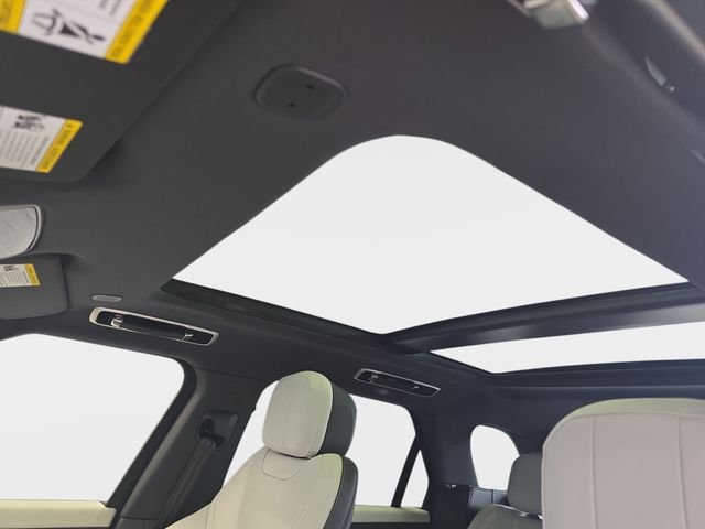 New 2026 Ostuni Pearl White Land Rover Dynamic SE image 20