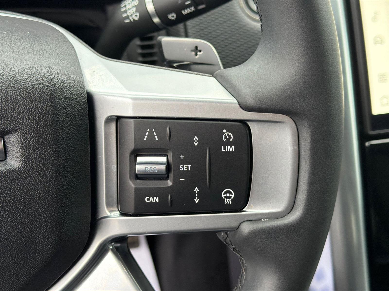 Used 2024 Fuji White Land Rover Dynamic SE image 40
