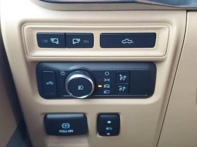 Used 2021 White Ford Lariat image 22