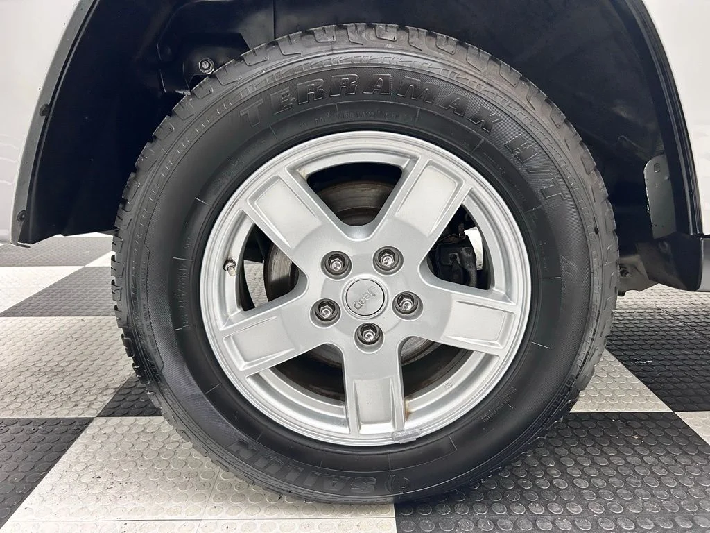Used 2007 Silver Jeep Laredo image 8