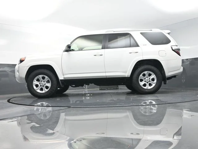 Used 2018 White Toyota SR5 image 37