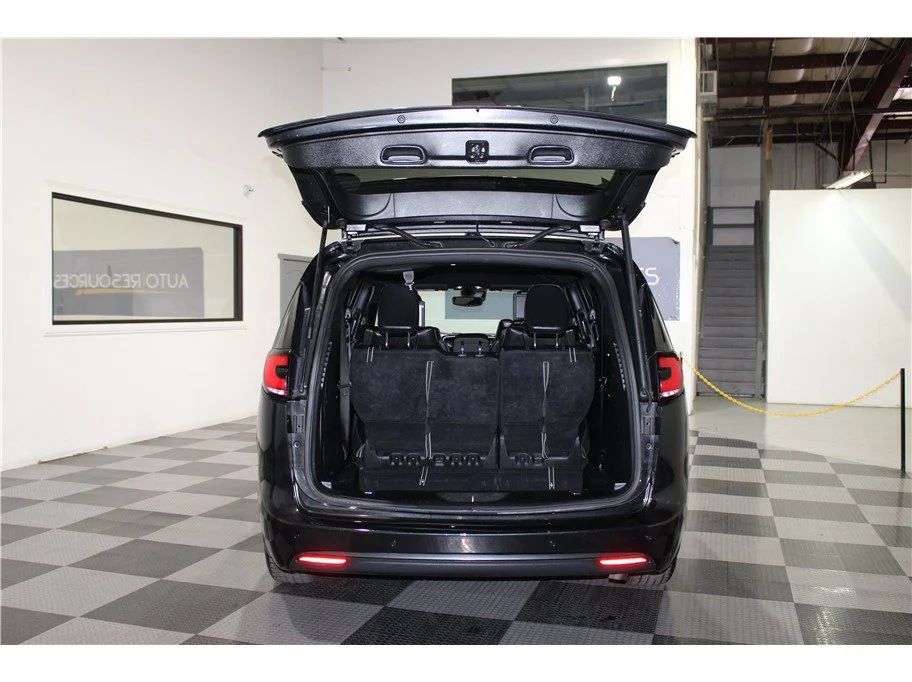 Used 2022 Brilliant Black Crystal Pearlcoat Chrysler Hybrid Touring L image 24