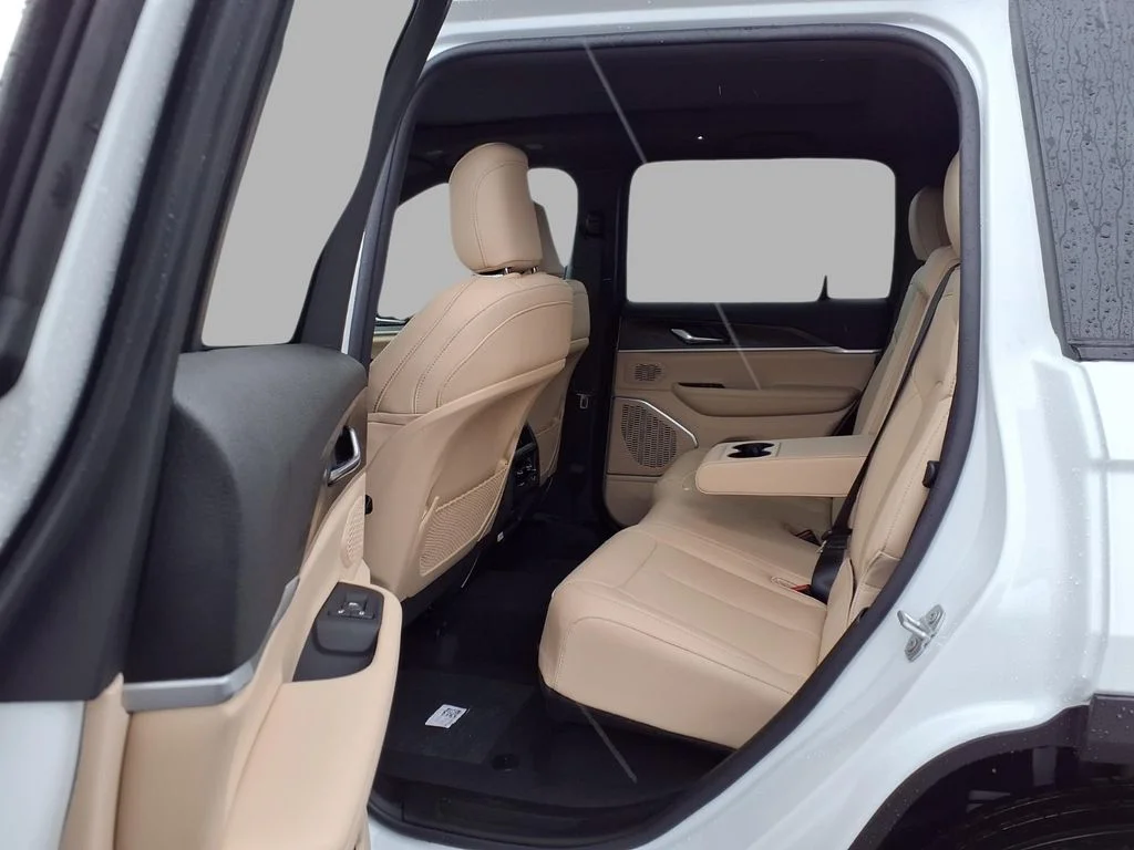 New 2026 Bright White Clear-Coat Exterior Paint Jeep Limited image 25