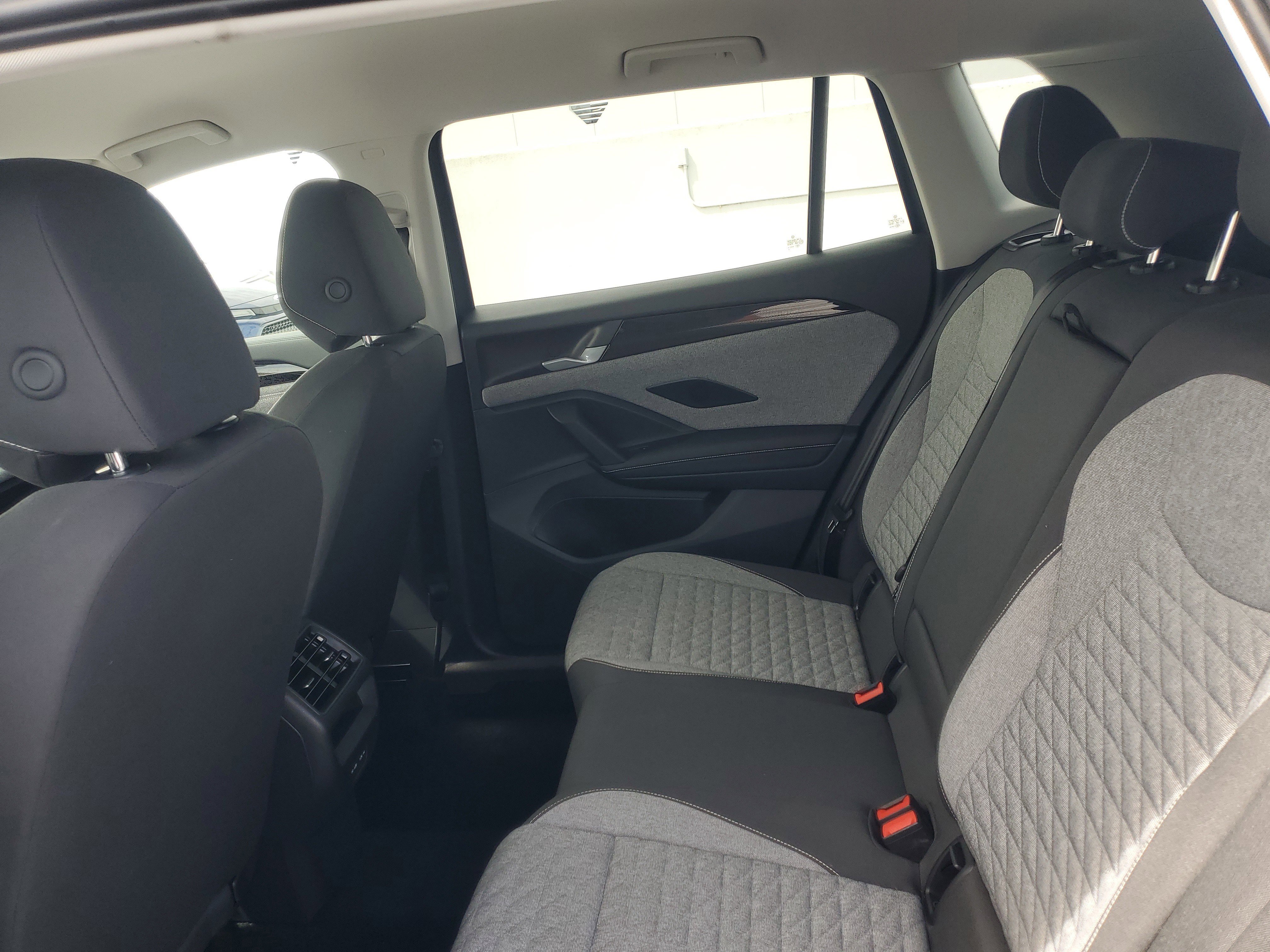 Used 2025 Platinum Gray Metallic Volkswagen S image 10