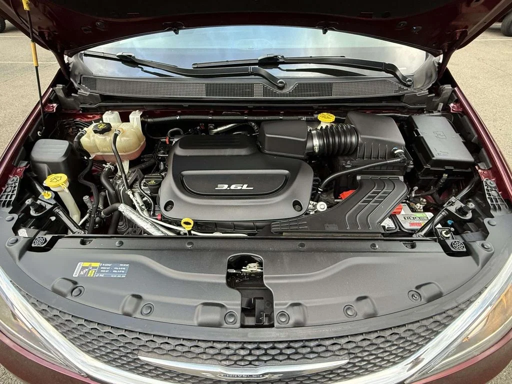 Used 2017 Red Chrysler Touring L image 12