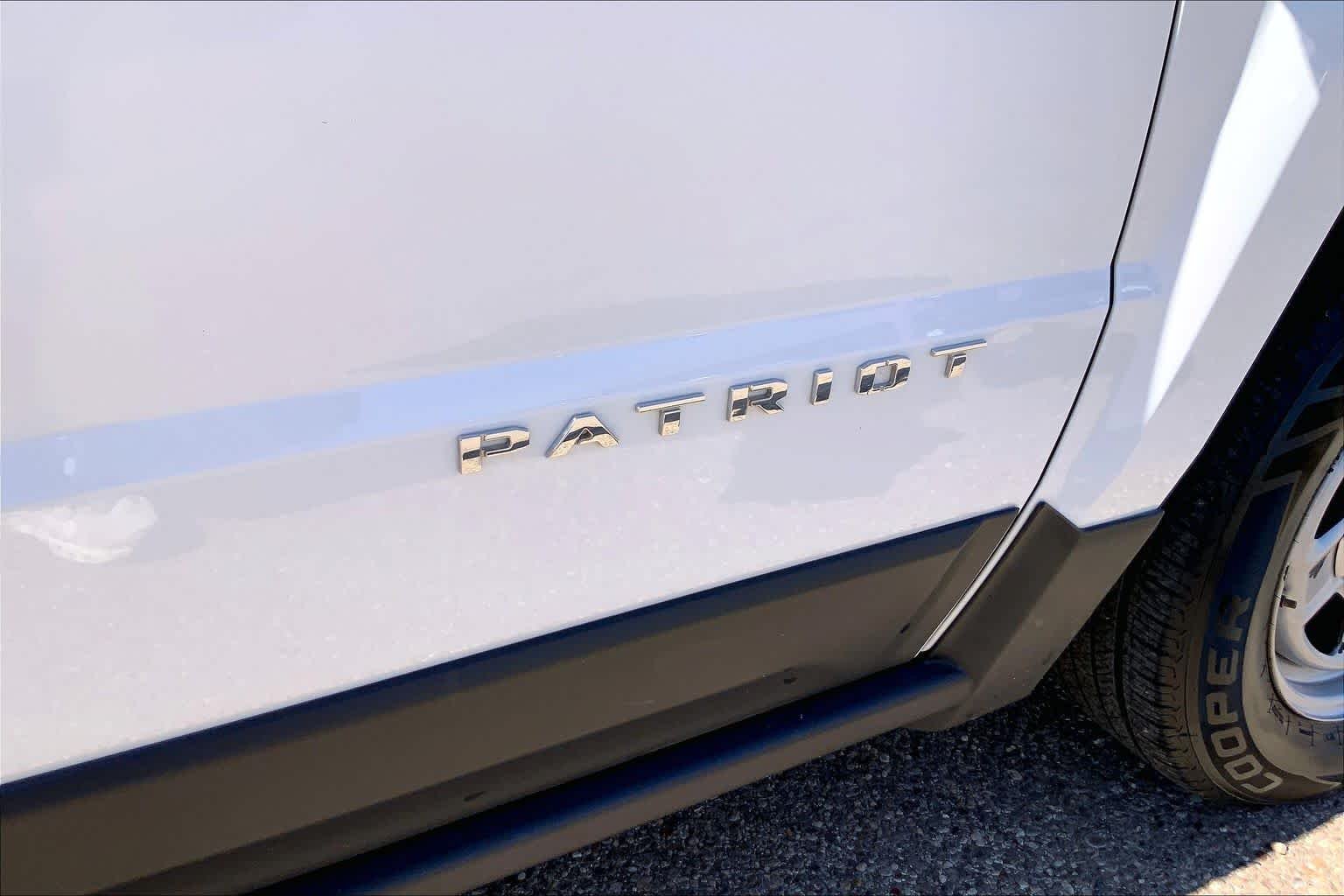 Used 2016 Bright White Clearcoat Jeep Sport image 10