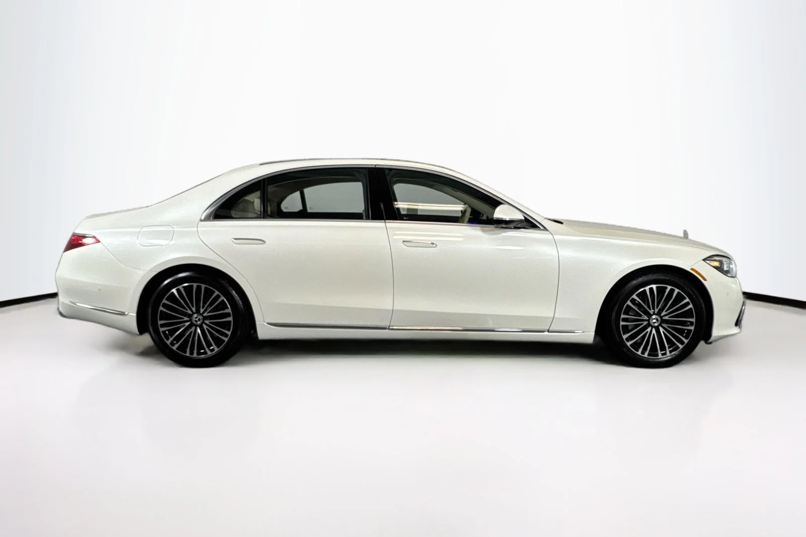 Used 2023 Manufaktur Diamond White Mercedes-Benz S 500 image 4