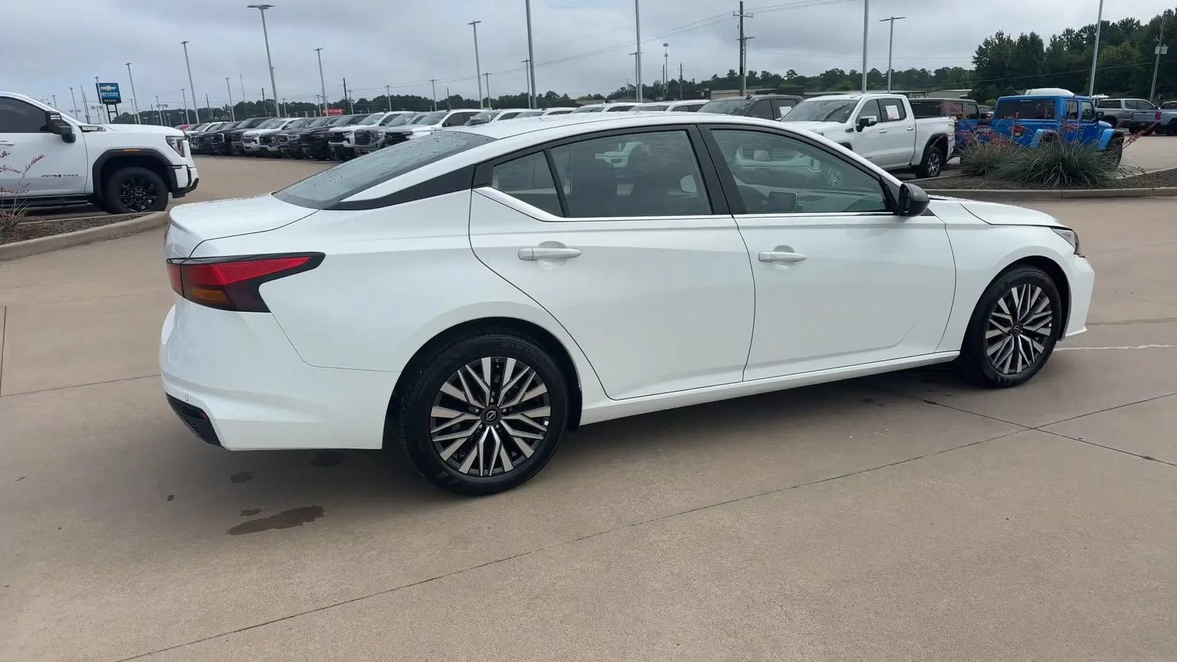 Used 2026 Glacier White Nissan SV image 9