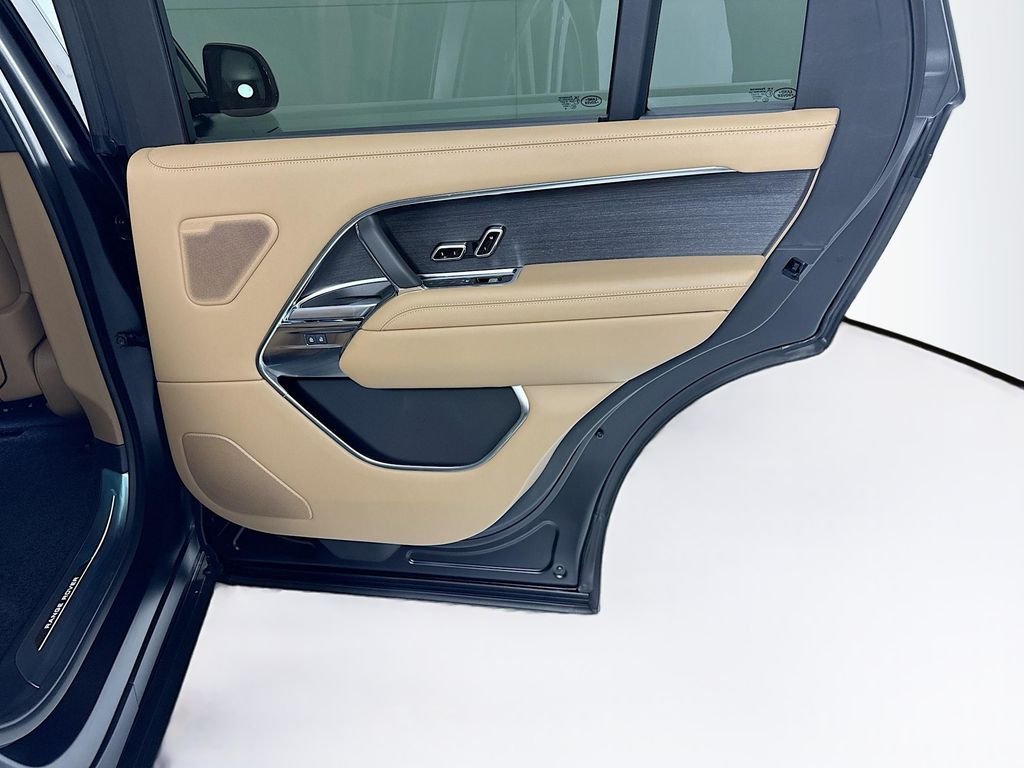 New 2026 Obsidian Black Satin Land Rover SE image 28