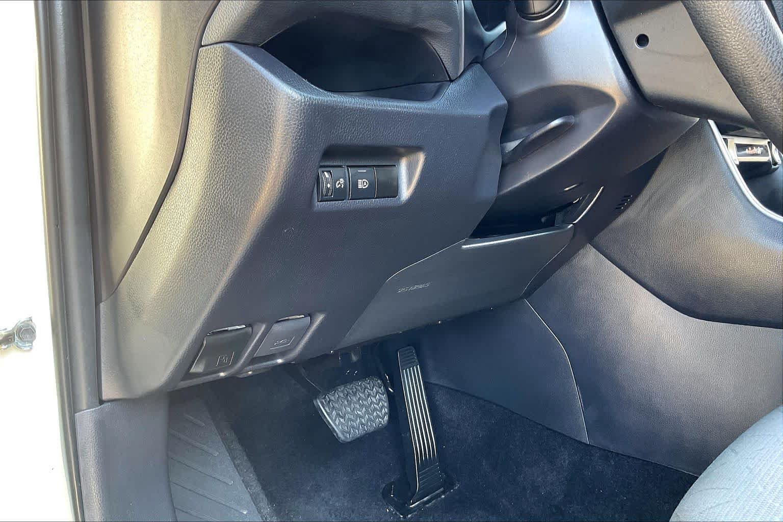 Used 2025 Ice Cap Toyota XLE image 30